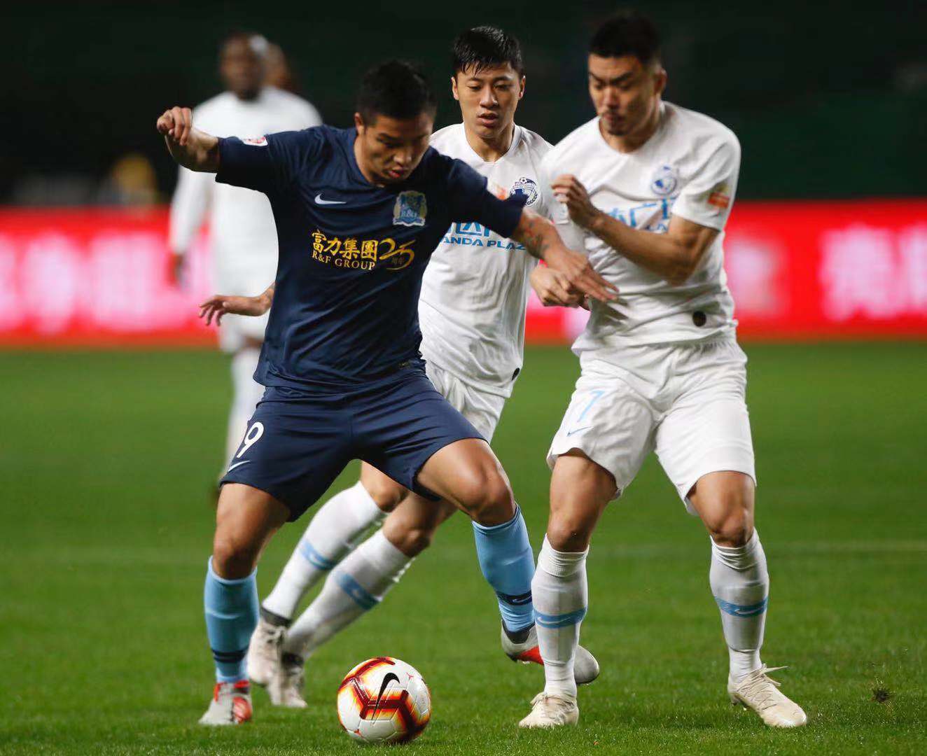 爱游戏app-广州富力主场遭大连一方逆转，中超战局变化