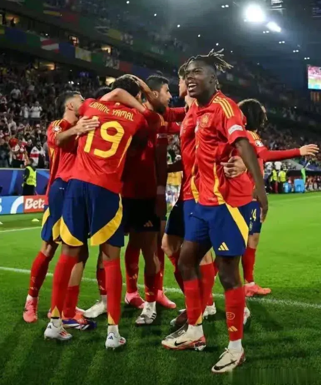 狂欢时刻!欧洲冠军杯上演激烈对抗的简单介绍 狂欢时刻!欧洲冠军杯上演激烈对抗的简单介绍