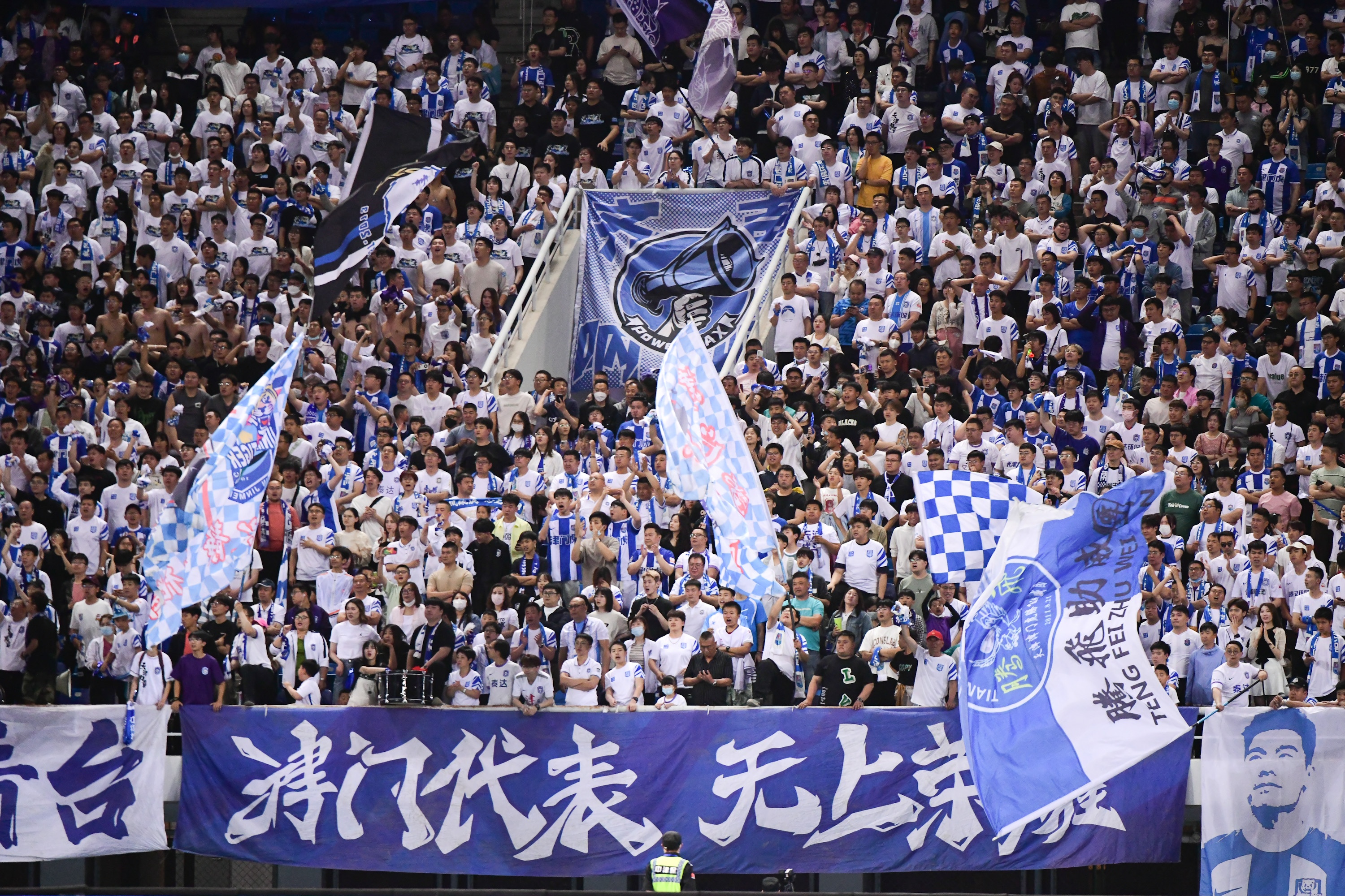 爱游戏官网入口-欢呼声震耳欲聋，球迷为球队呐喊助威的简单介绍