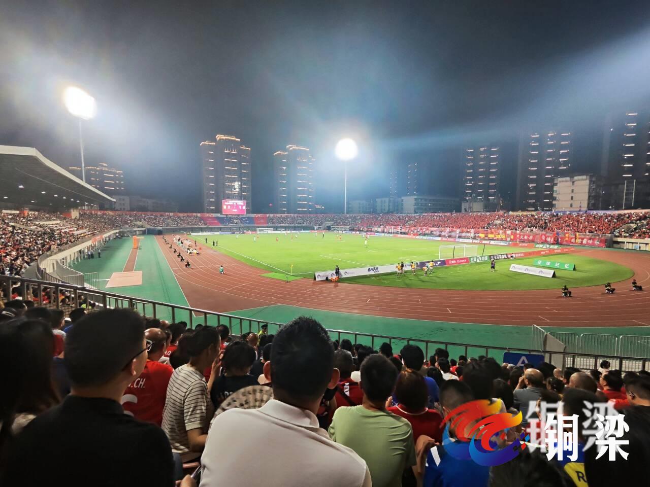 欢呼声震耳欲聋,球迷为球队呐喊助威的简单介绍 欢呼声震耳欲聋,球迷为球队呐喊助威的简单介绍