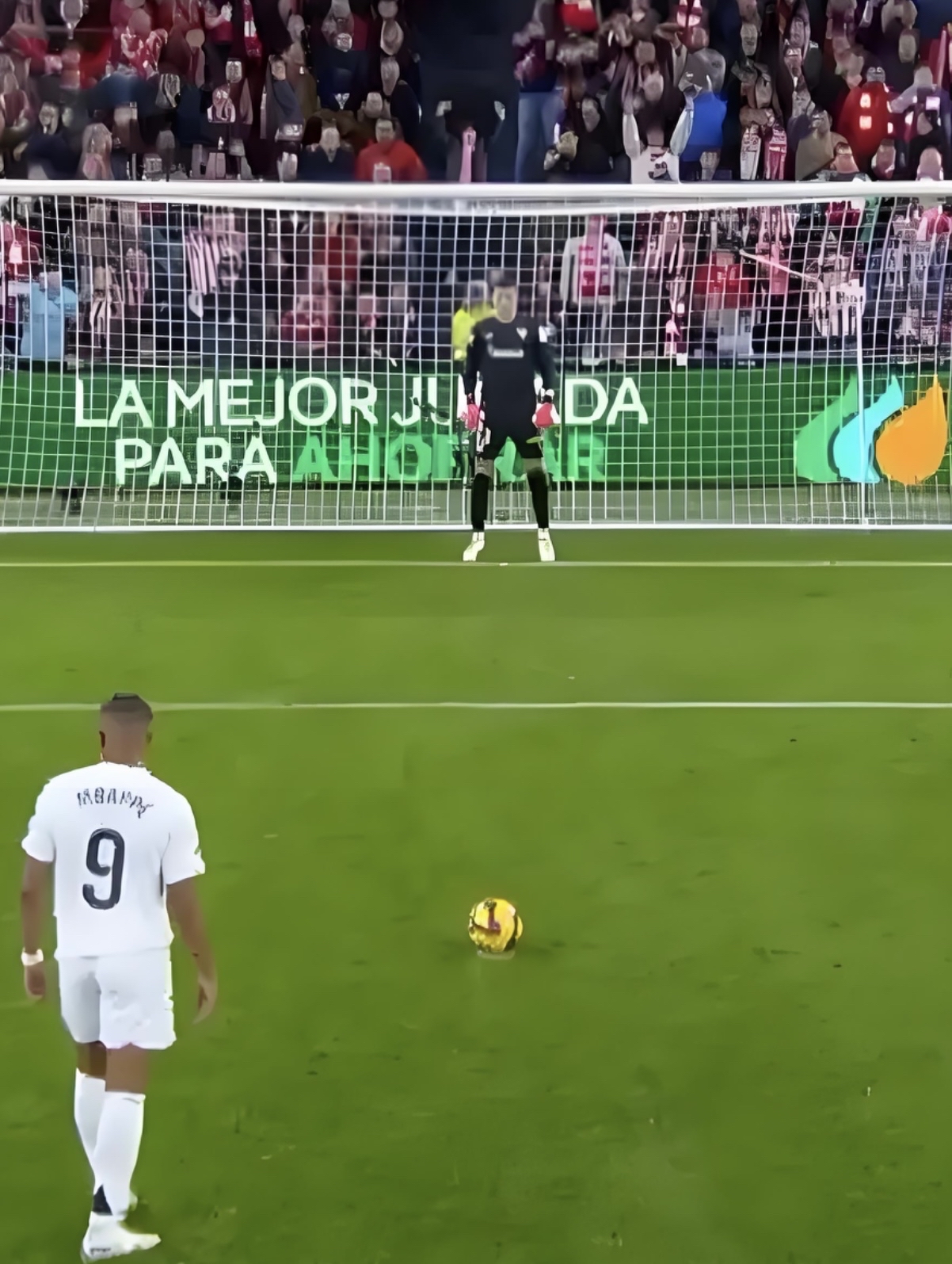 一场胜负难分的比赛掀起了球迷的热情! 一场胜负难分的比赛掀起了球迷的热情!