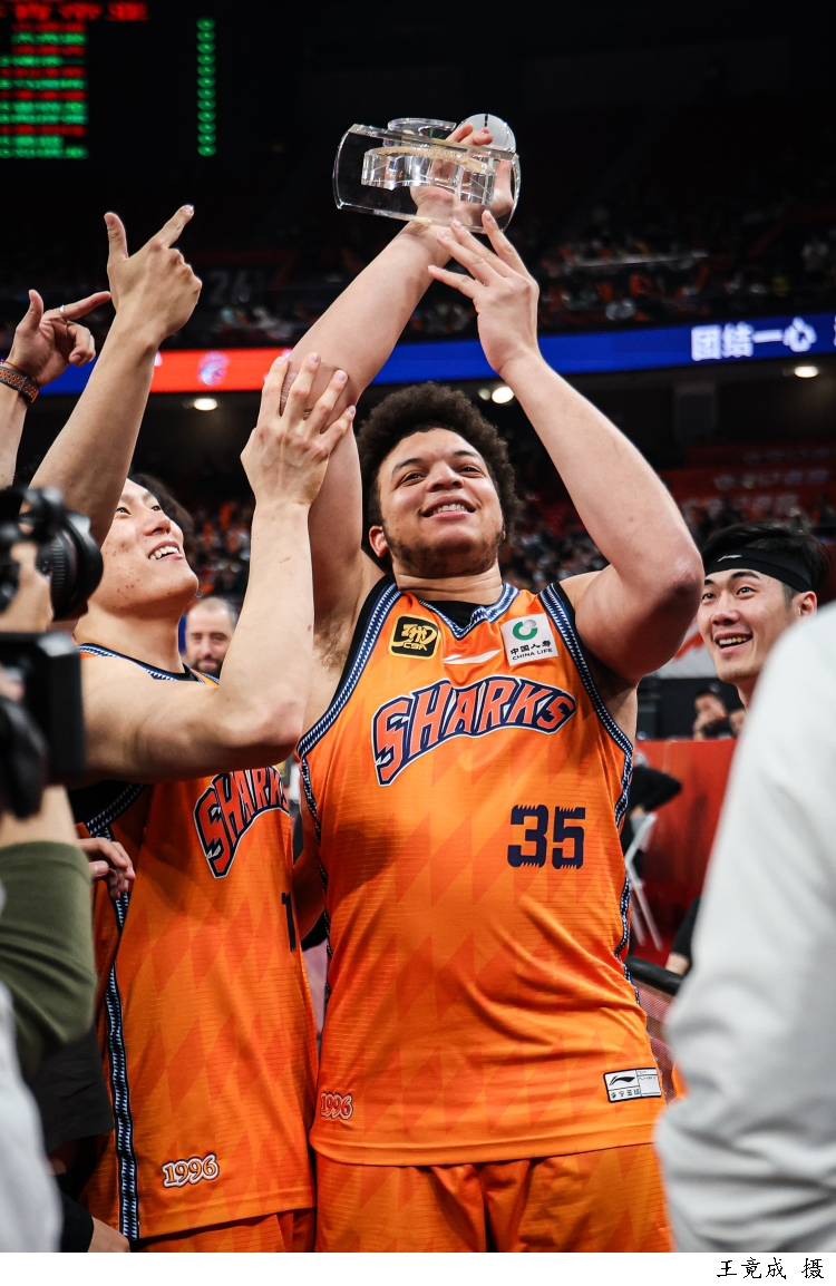 爱游戏网页版入口-上海男篮遭遇连败，主教练面临挑战