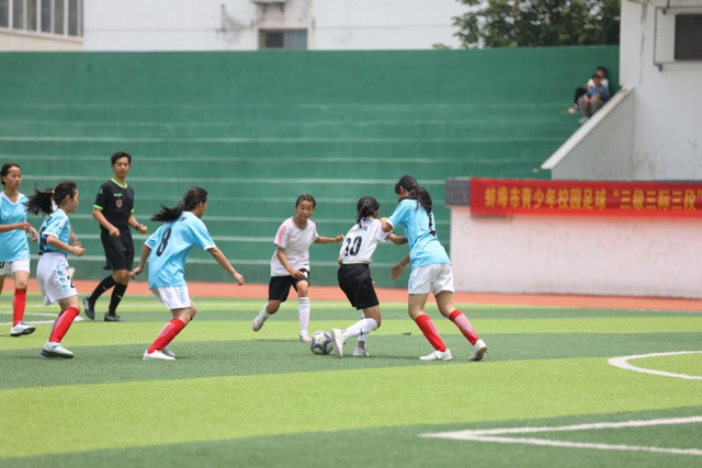 国际足球比赛,女运动员斩获冠军 国际足球比赛,女运动员斩获冠军