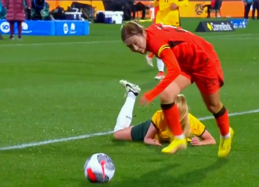 包含女足队员强势表现,击败对手的词条 包含女足队员强势表现,击败对手的词条