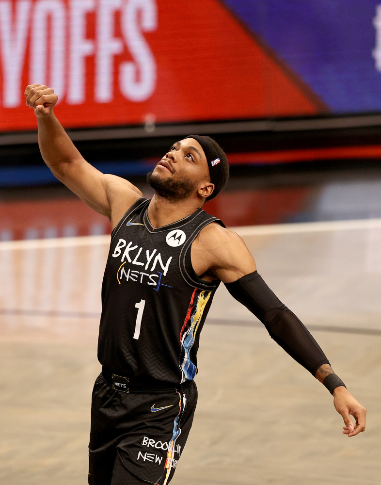 篮网新援闪耀表现,赢得球迷掌声 篮网新援闪耀表现,赢得球迷掌声