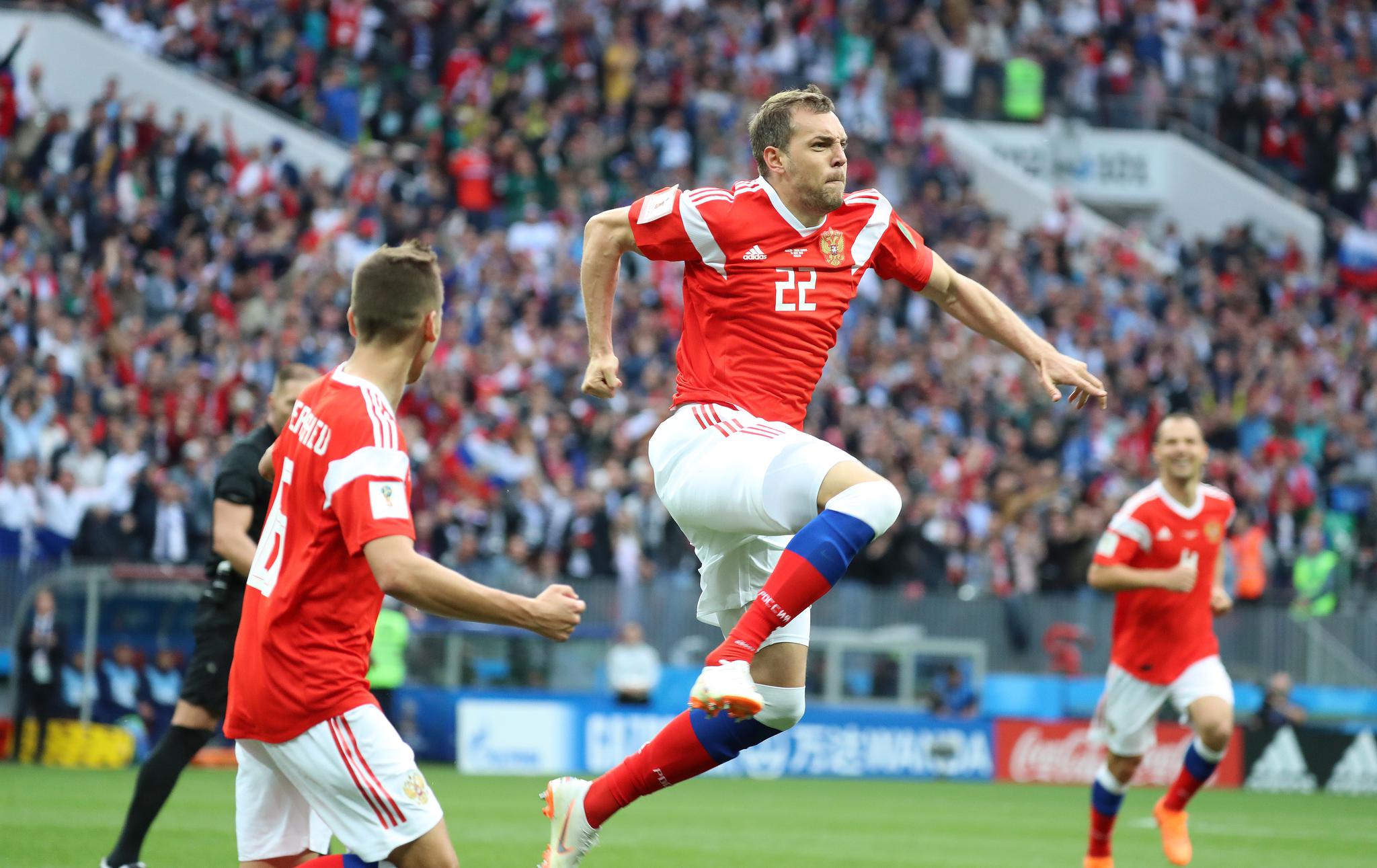 俄罗斯队取得惊险胜利继续征途 俄罗斯队取得惊险胜利继续征途