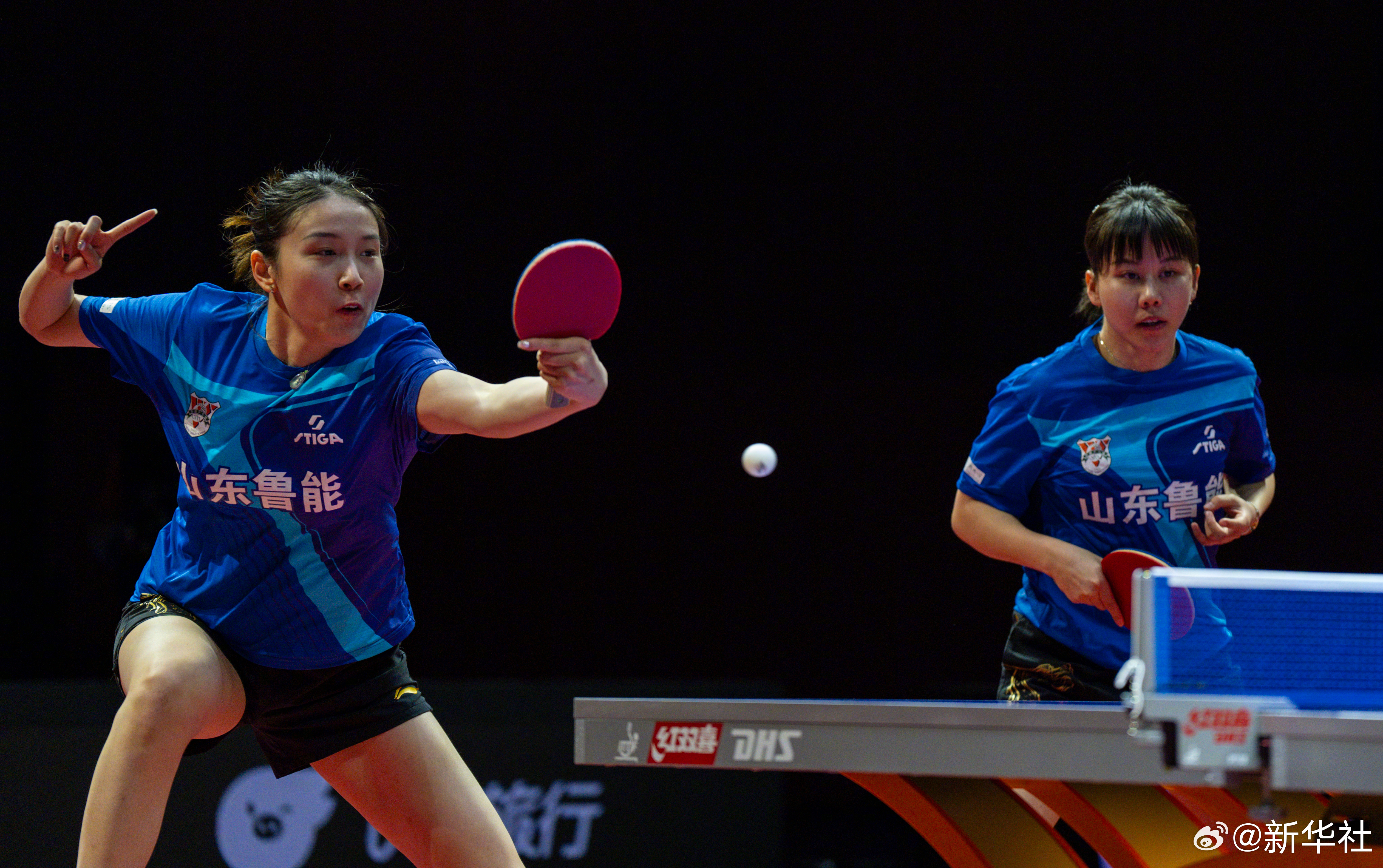 爱游戏官网-山东鲁能客场击败对手，赢得球迷掌声