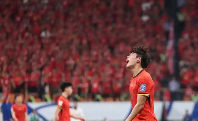 足球职业比赛场上的较量引发球迷热议