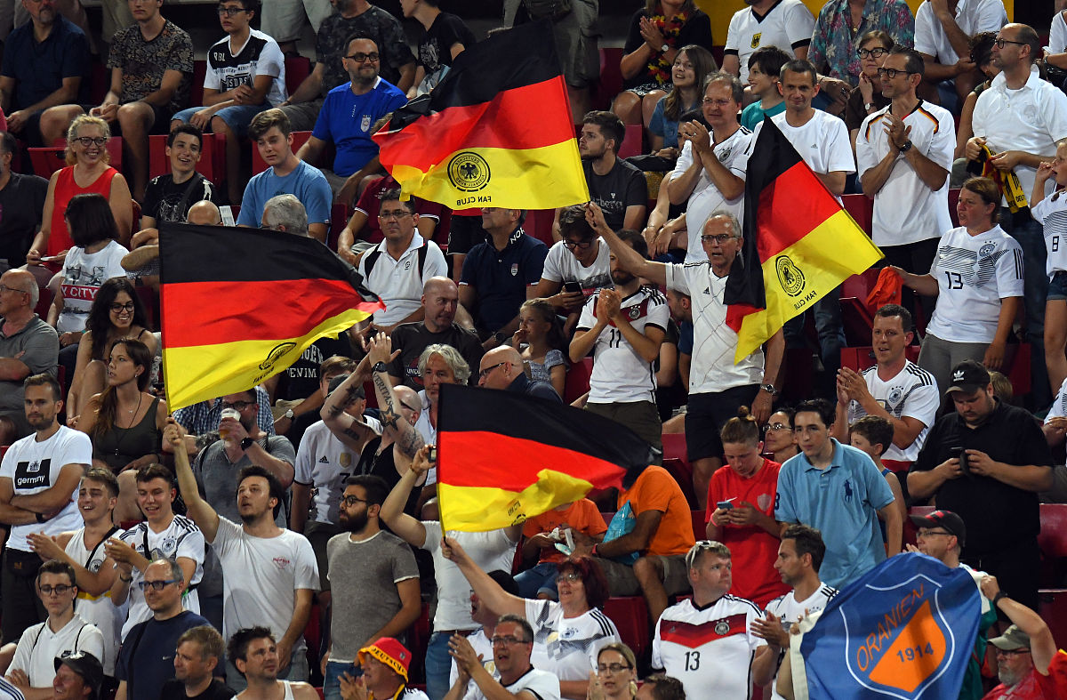 柏林联盟队员努力拼搏,争取每一场胜利 柏林联盟队员努力拼搏,争取每一场胜利