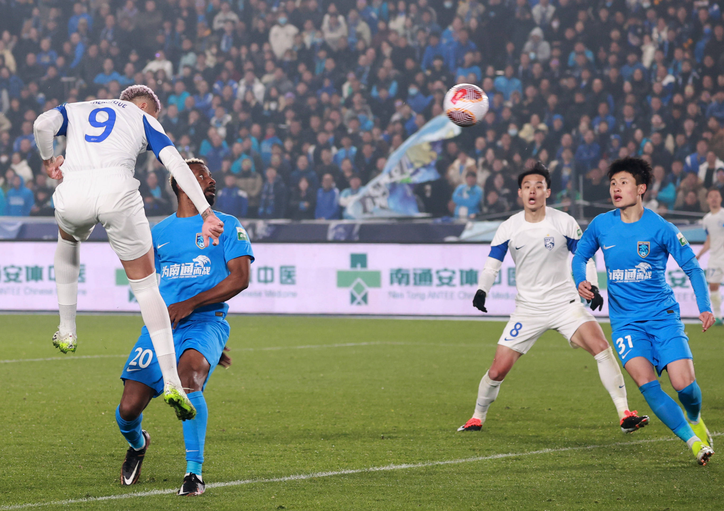 爱游戏官方入口-激烈足球对决上演，球员技艺精湛