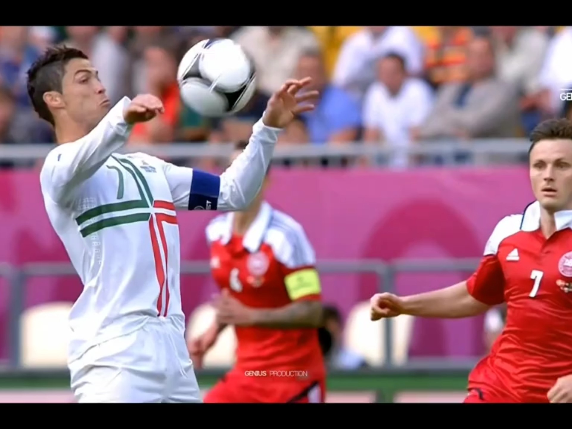 激烈足球对决上演,球员技艺精湛 激烈足球对决上演,球员技艺精湛