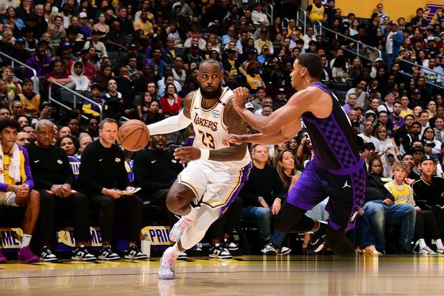 国王队员表现神勇在比赛中带领球队获胜 国王队员表现神勇在比赛中带领球队获胜