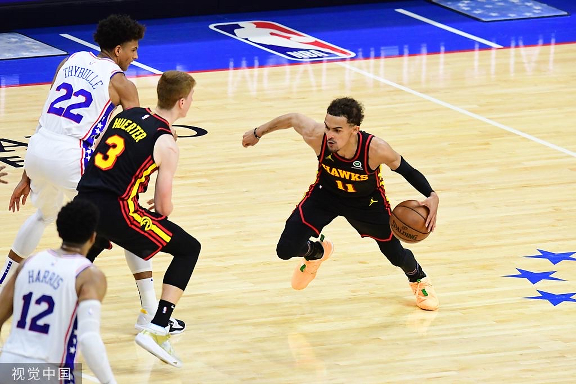 爱游戏在线-包含鹰队员团结协作力克对手在比赛中赢球的词条