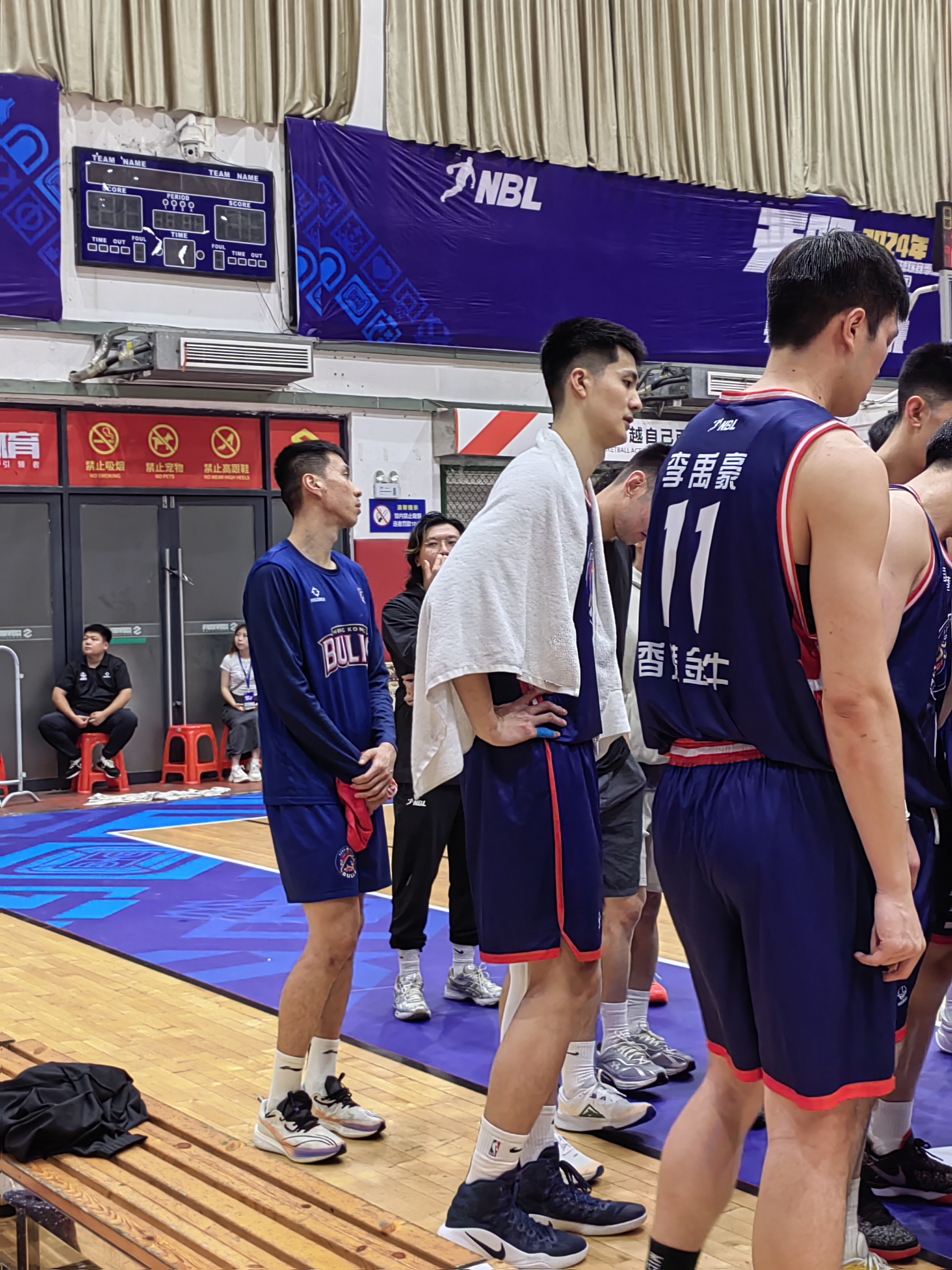 人队员发挥出色,以大比分战胜对手 人队员发挥出色,以大比分战胜对手