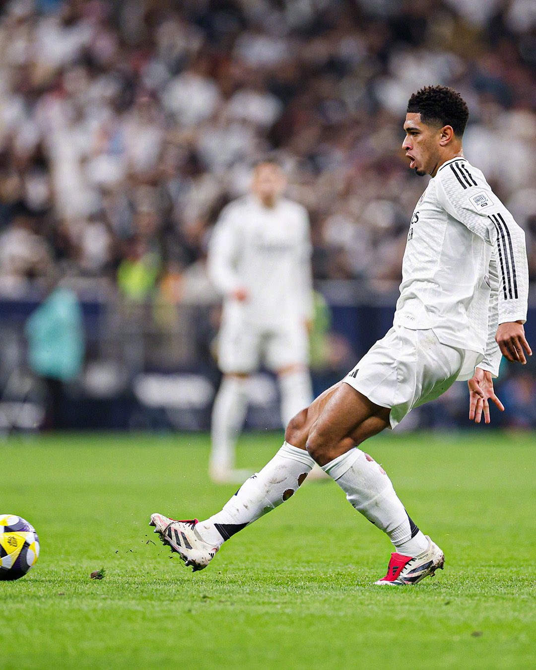 爱游戏在线-皇马与对手交锋，备战全面展示实力