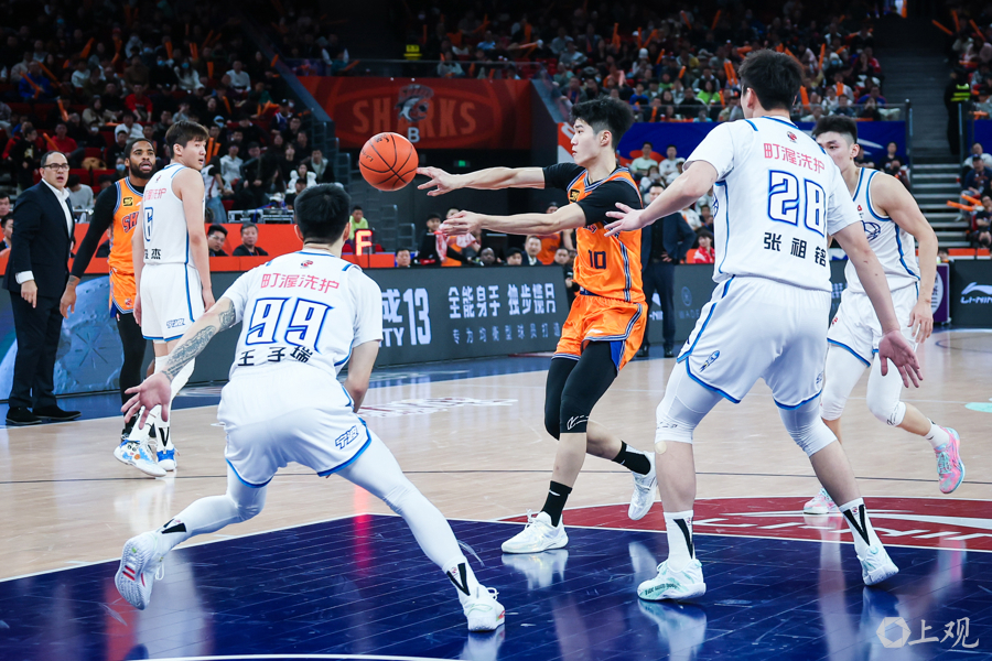 上海男篮稳定发挥，战胜对手晋级下一轮